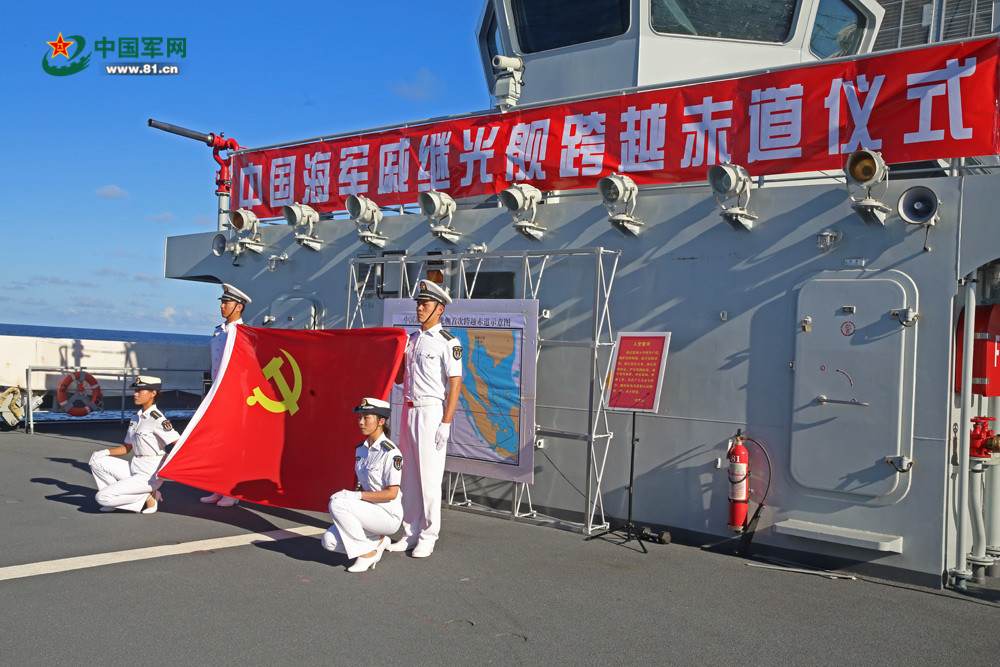 黨旗在4名護旗手的托舉下顯得更加鮮艷奪目。中國軍網記者 喬夢 攝