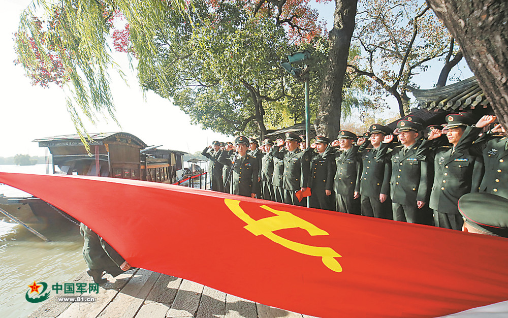陸軍第72集團軍某旅官兵在浙江嘉興南湖邊重溫入黨誓詞。邱瑞清 攝