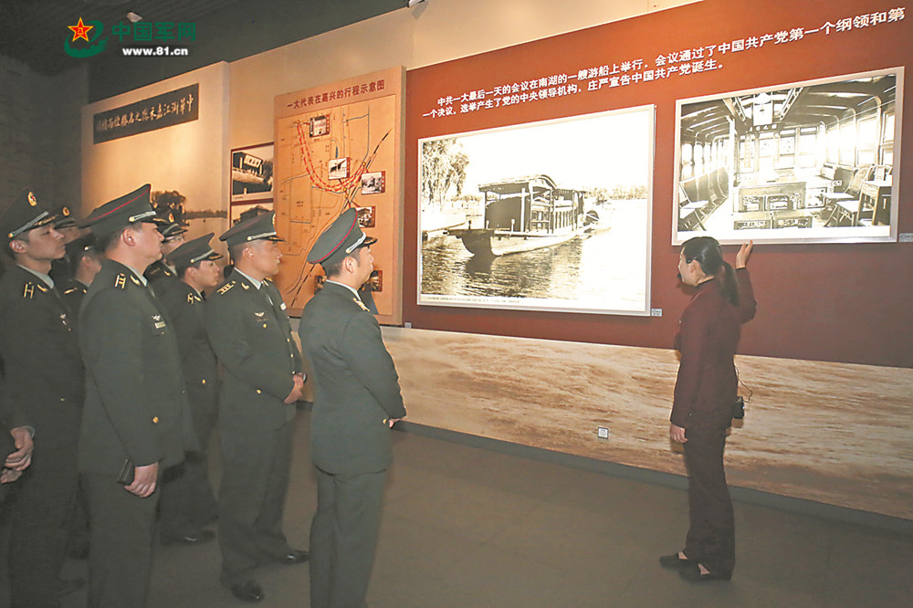 陸軍第72集團軍某旅官兵參觀南湖革命紀念館，在回望歷史中感悟黨的十九大精神，汲取走進新時代的力量。邱瑞清 攝