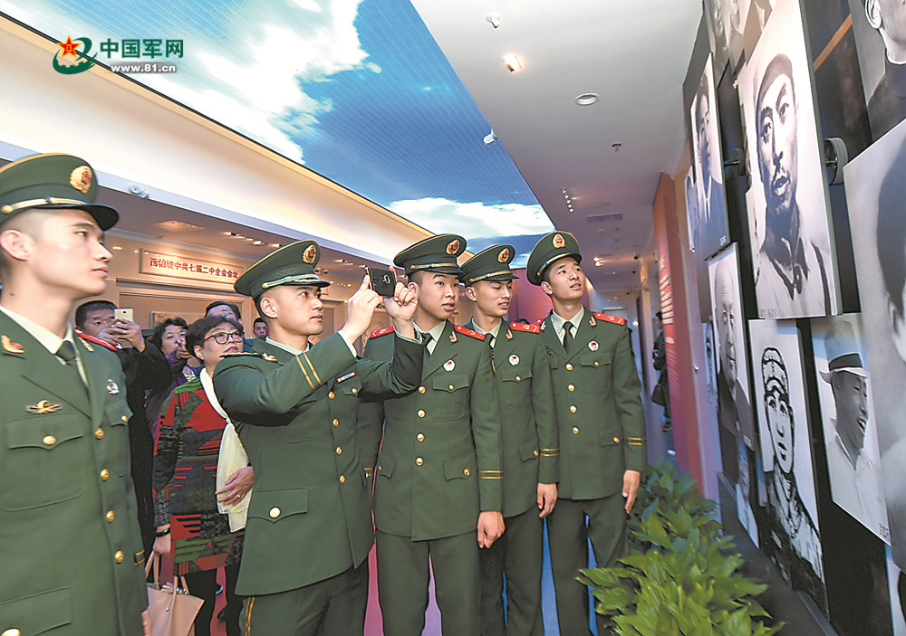 武警上海總隊一支隊官兵參觀上海中共一大會址。沙煜博 攝