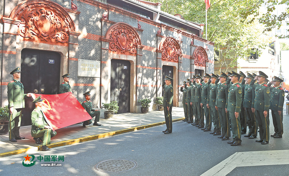 武警上海總隊一支隊官兵在上海中共一大會址前重溫入黨誓詞。沙煜博 攝