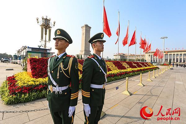 党的十九大召开之际，武警北京市总队十支队官兵为盛会保驾护航。图为执勤哨兵正在认真执勤。安晓惠摄