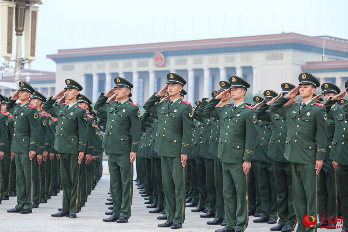 7月1日，建党96周年纪念日，武警官兵在国旗下感悟我党96年来的光辉历程。安晓惠摄 