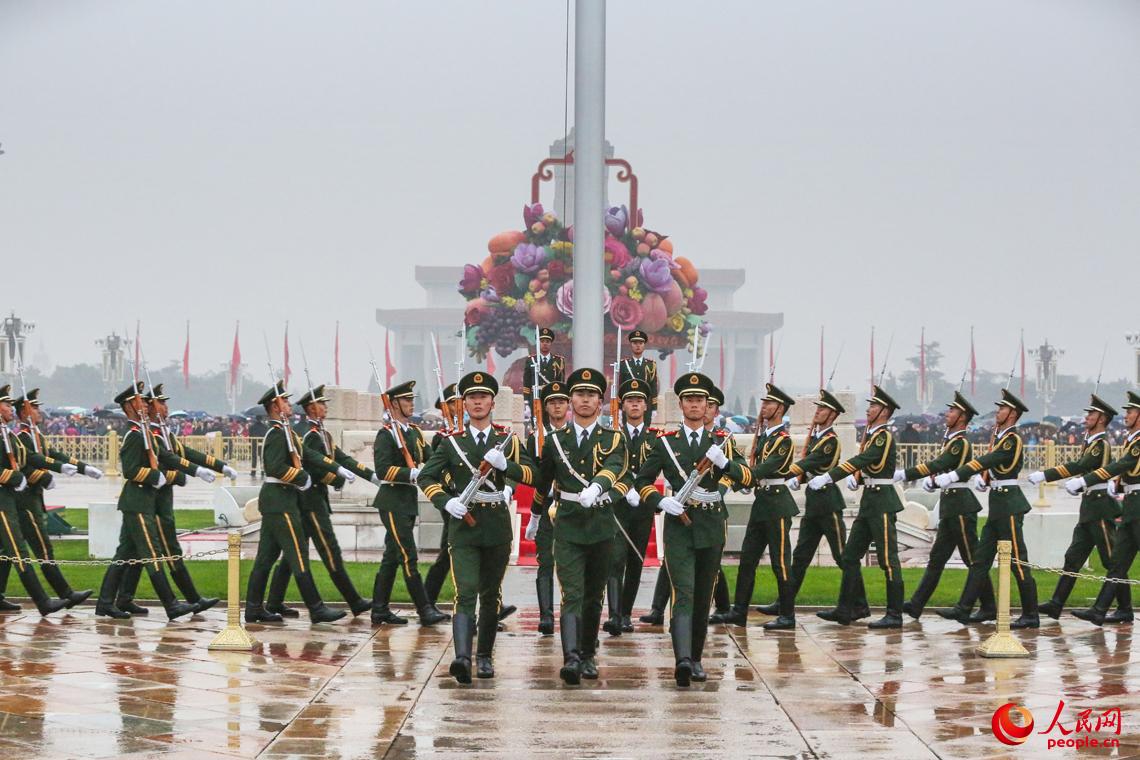 10月18日，国旗护卫队在党的十九大开幕当天举行升旗仪式，喜迎盛会。安晓惠摄