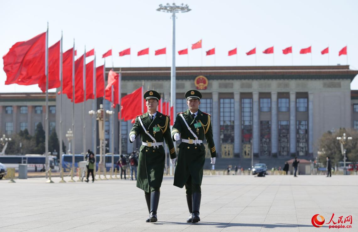 2015年3月3日，武警北京總隊官兵在天安門廣場執勤。當日，全國政協十二屆三次會議在北京開幕。李光印攝