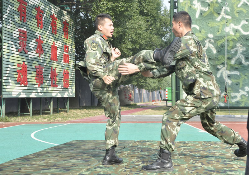 武警桐鄉中隊的戰士在進行訓練。