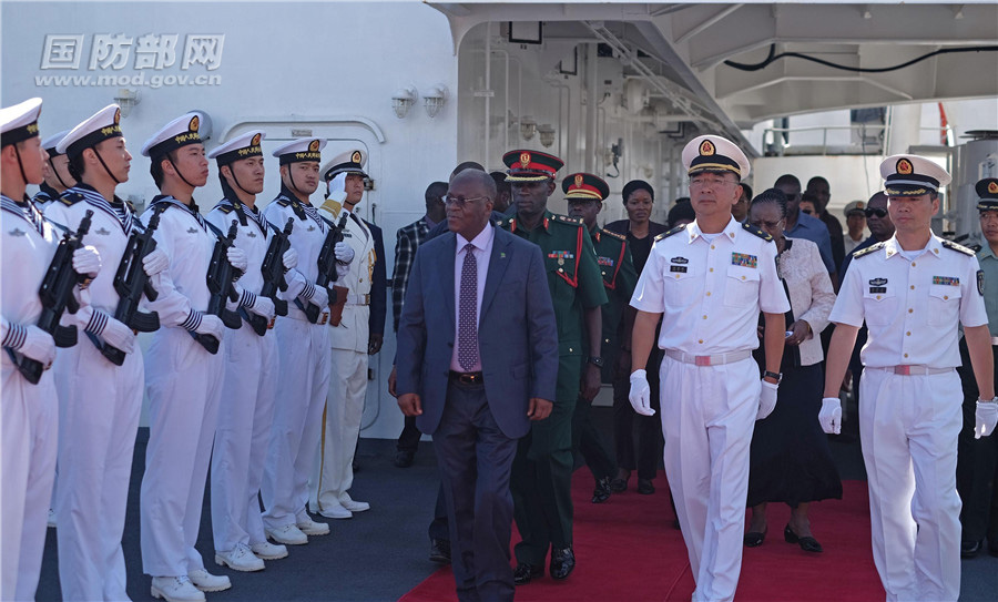 在達累斯薩拉姆港，坦桑尼亞總統馬古富力檢閱中國海軍和平方舟醫院船水兵儀仗隊。江山 攝