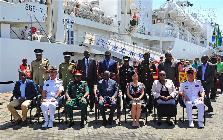 在達累斯薩拉姆港碼頭，坦桑尼亞總統馬古富力在歡送儀式上，與“和諧使命-2017“任務指揮員領導、中國駐坦大使王克及坦軍政官員以和平方舟醫院船為背景合影留念。江山 攝
