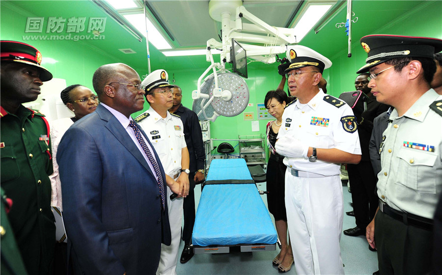 在中國海軍和平方舟醫院船，“和諧使命-2017”任務指揮員管柏林向坦桑尼亞總統馬古富力介紹手術開展情況。江山 攝