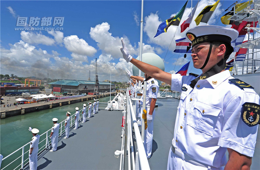 中國海軍和平方舟醫院船緩緩駛離達累斯薩拉姆港碼頭時，海軍官兵向前來送行的人員揮手告別。江山 攝