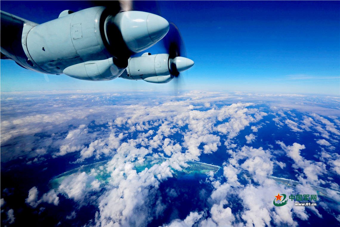 運-9飛機沿著預定航線，飛越南海上一座座美麗的島礁。（劉暢 攝）