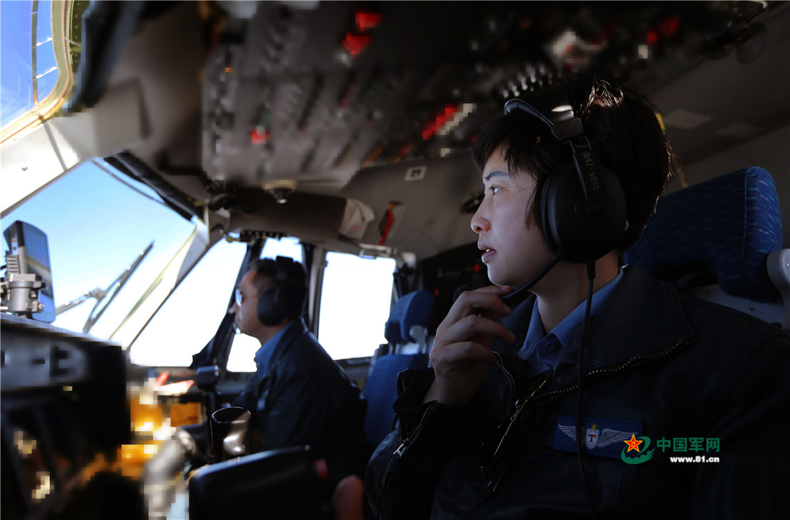 空軍首位運-9飛機女機長陳金蘭駕駛飛機飛赴目標空域。（劉暢 攝）