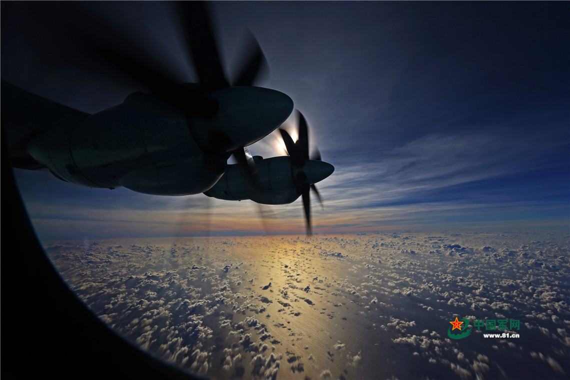 南海上空白雲朵朵， 運-9飛機在浩瀚的大海深處航行。（劉暢 攝）