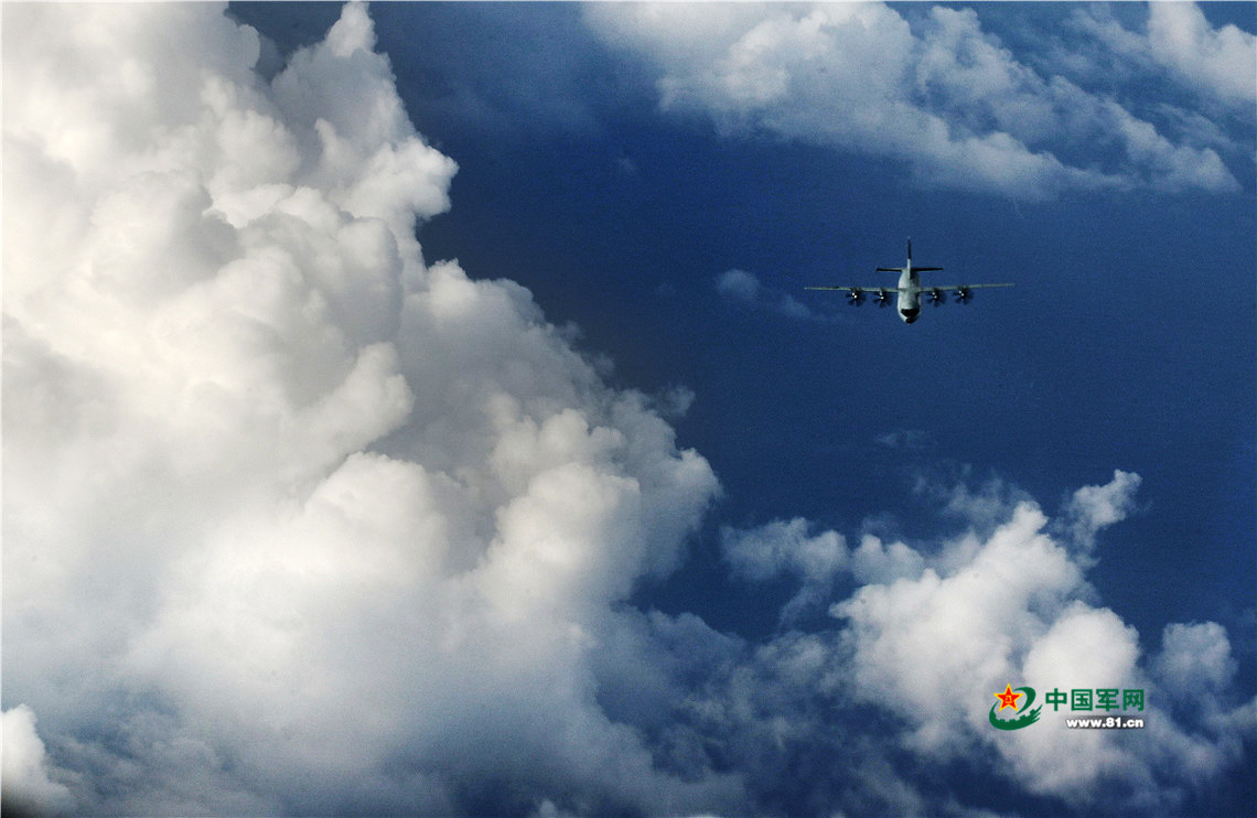 運-9飛機在南海某島礁上空實施預定課目訓練。（劉應華 攝）