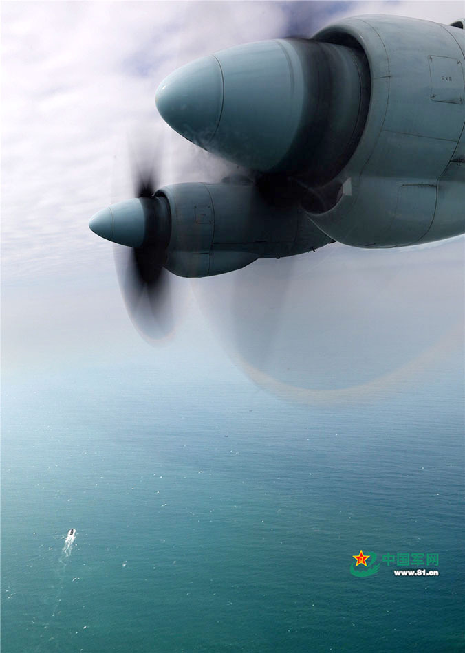 運-9飛機在南海深處下降高度，實施低空飛行和模擬空投訓練。（劉應華 攝）