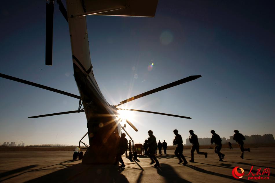 直升機索降訓練中，中俄雙方隊員組成的特戰小組快速登上直升機－王濤攝