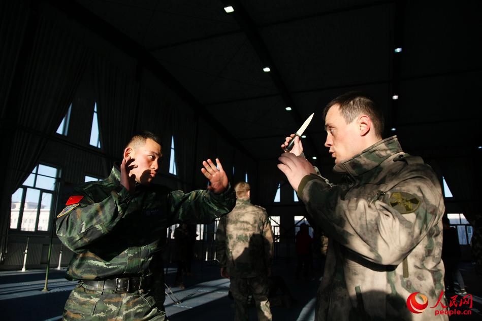 中俄特戰隊員互相交流練習匕首格斗技術－王濤攝