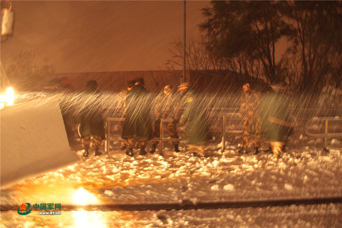 為了採拍這組圖片，記者連夜隨同救援官兵趕至災區，那是當日凌晨4點。李光印 攝