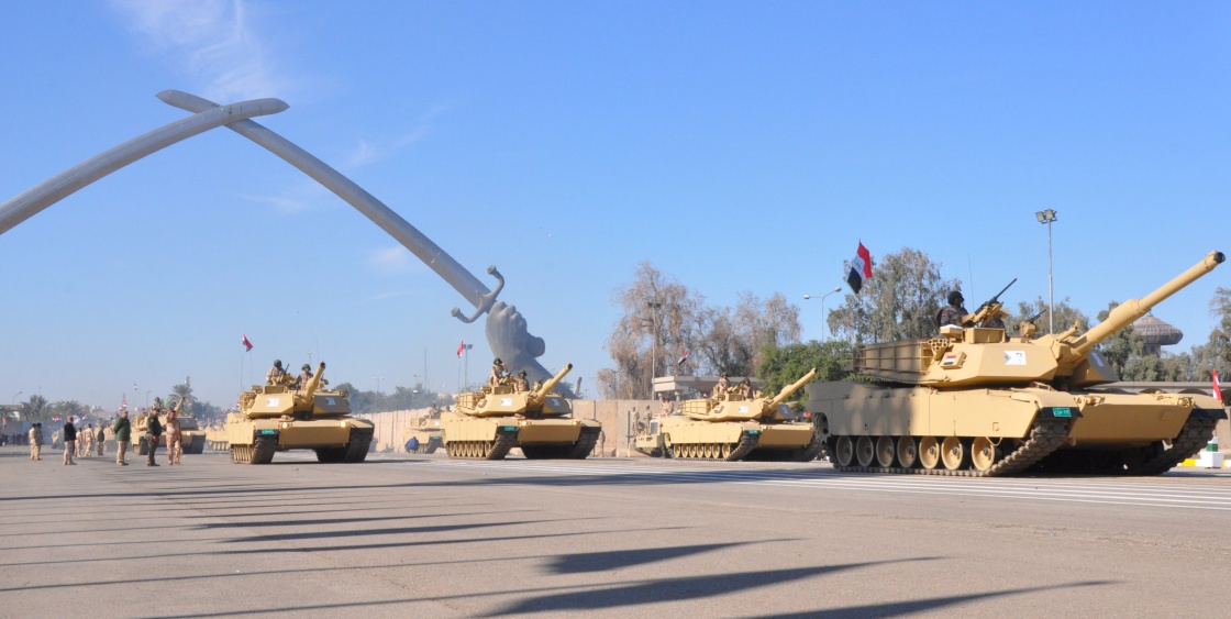12月10日，在伊拉克巴格達“綠區”，伊拉克軍隊坦克方陣通過檢閱廣場。