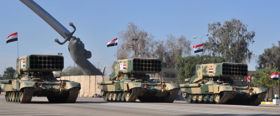 在伊拉克巴格達“綠區”，伊拉克軍車參加閱兵。