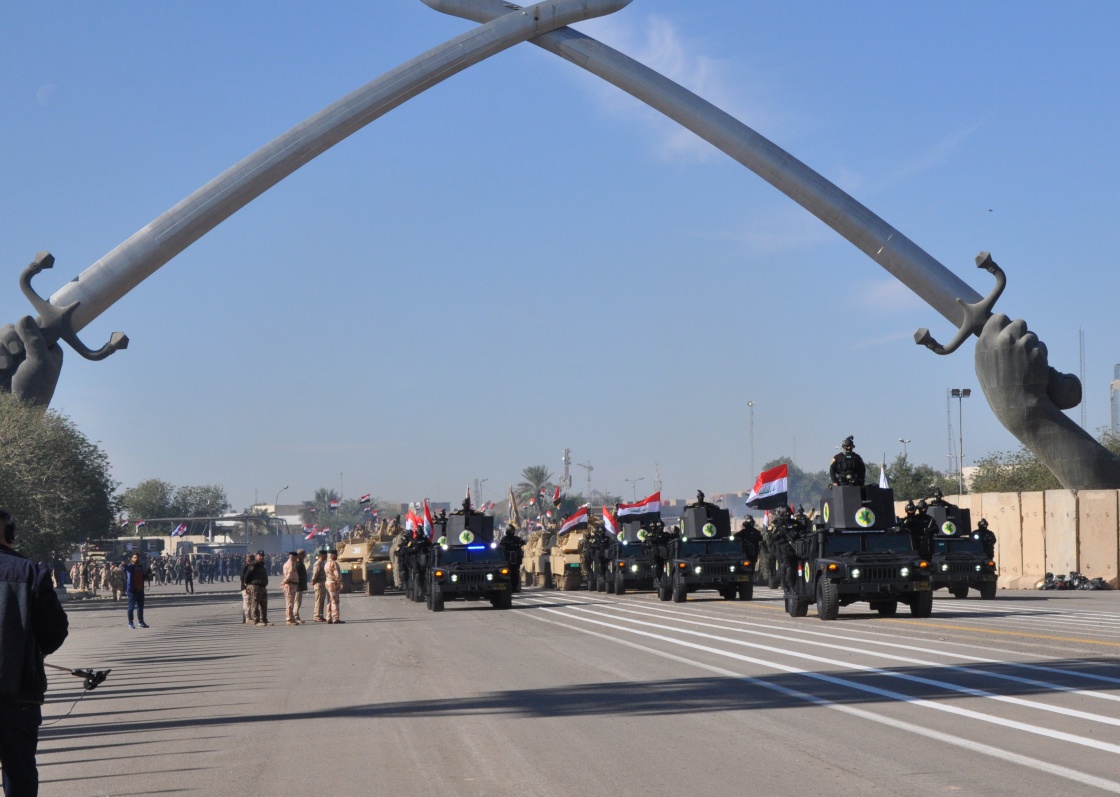 在伊拉克巴格達“綠區”，伊拉克安全部隊裝甲車方陣通過檢閱廣場。