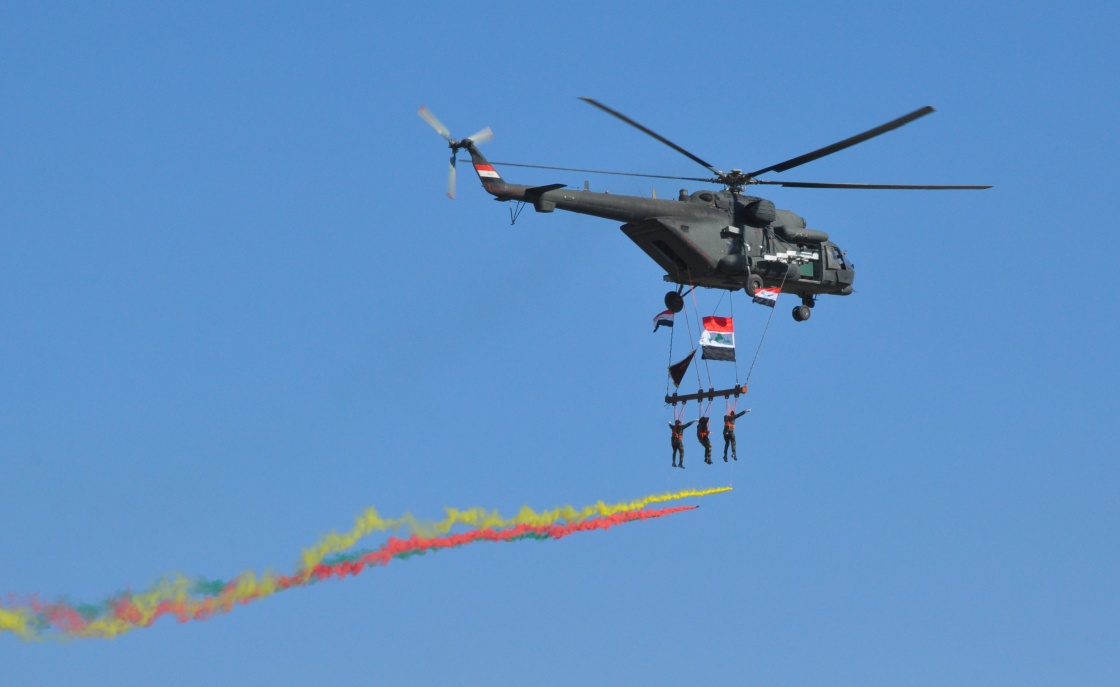 12月10日，直升機飛過伊拉克首都巴格達上空。