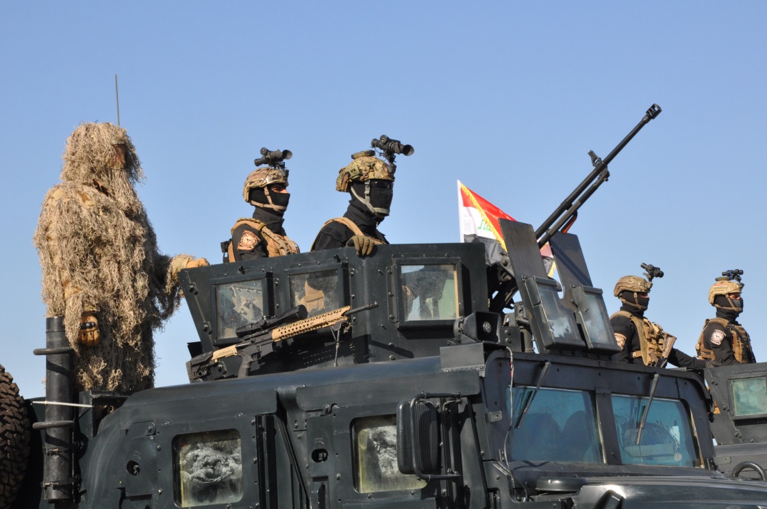 在伊拉克巴格達“綠區”，伊拉克警察駕乘裝甲車通過檢閱廣場。