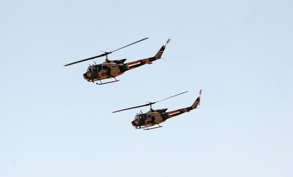 伊拉克軍隊直升機從巴格達上空飛過。
