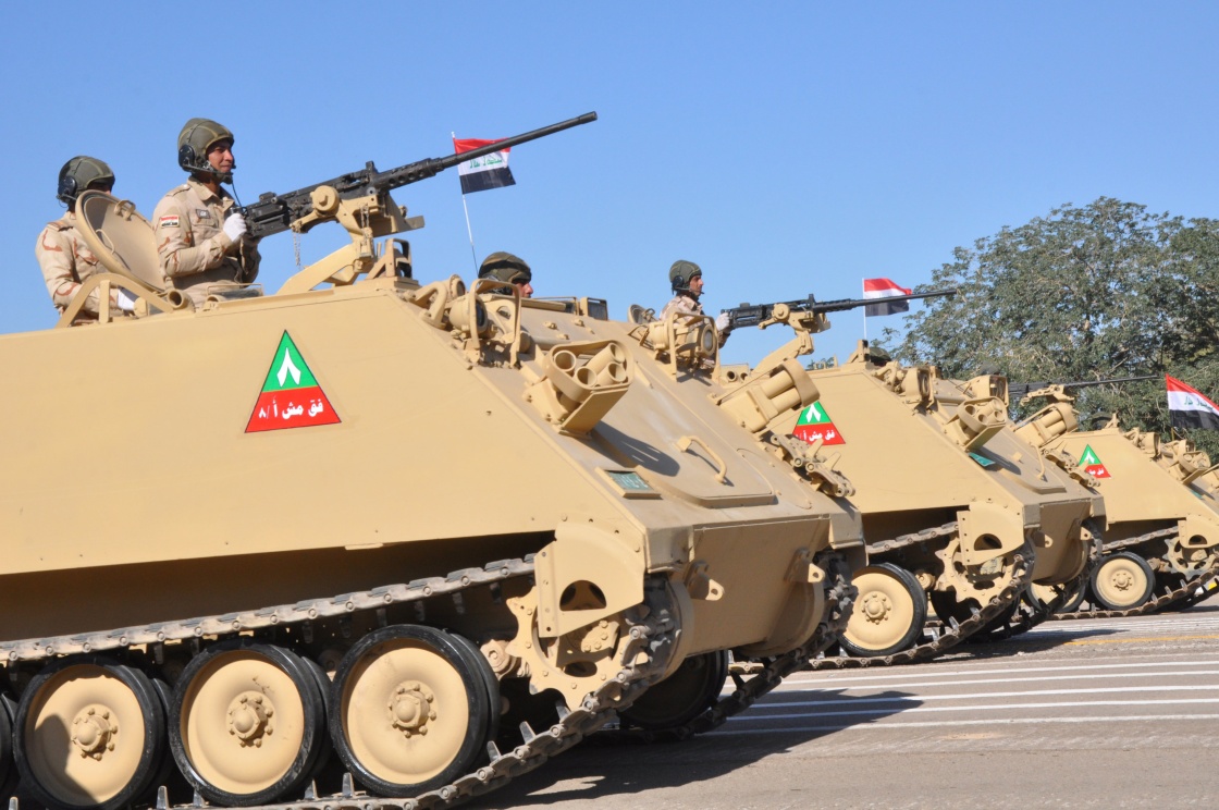 在伊拉克巴格達“綠區”，伊拉克軍隊裝甲車方陣通過檢閱廣場。
