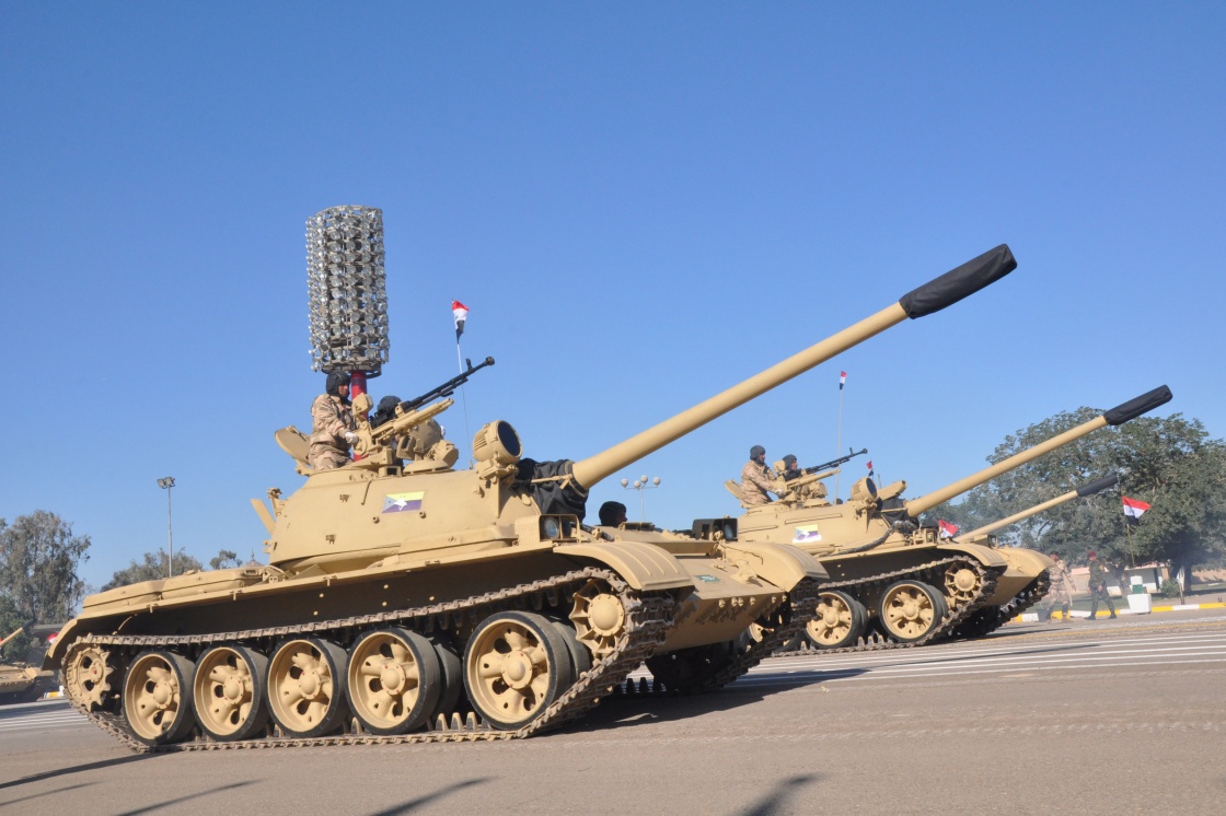 在伊拉克巴格達“綠區”，伊拉克軍隊坦克方陣通過檢閱廣場。