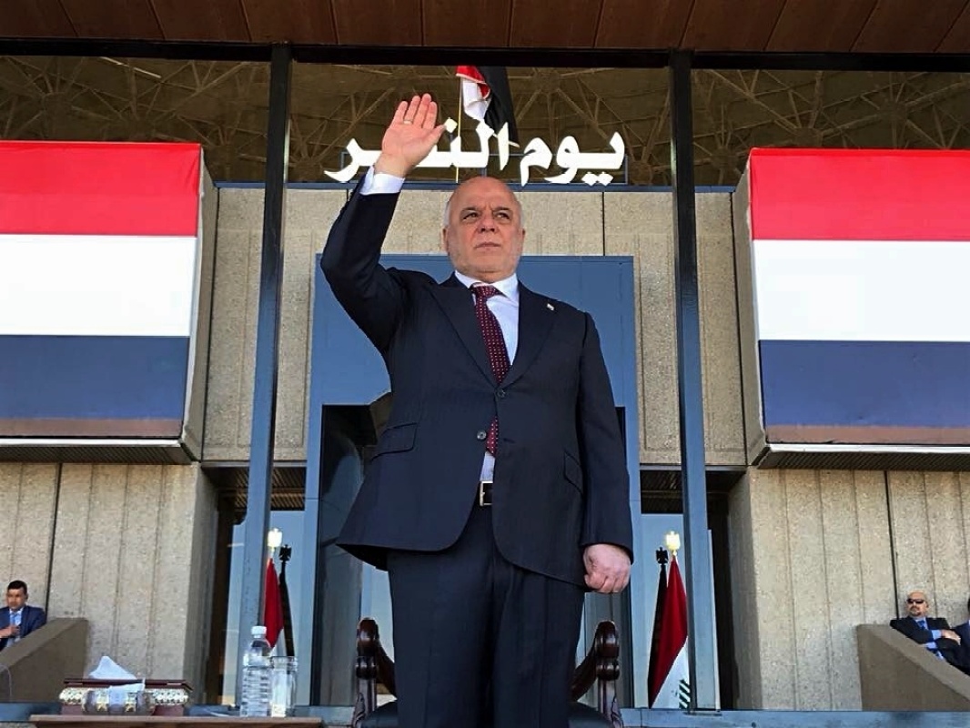在伊拉克巴格達“綠區”，伊拉克總理阿巴迪向閱兵隊伍揮手致意。