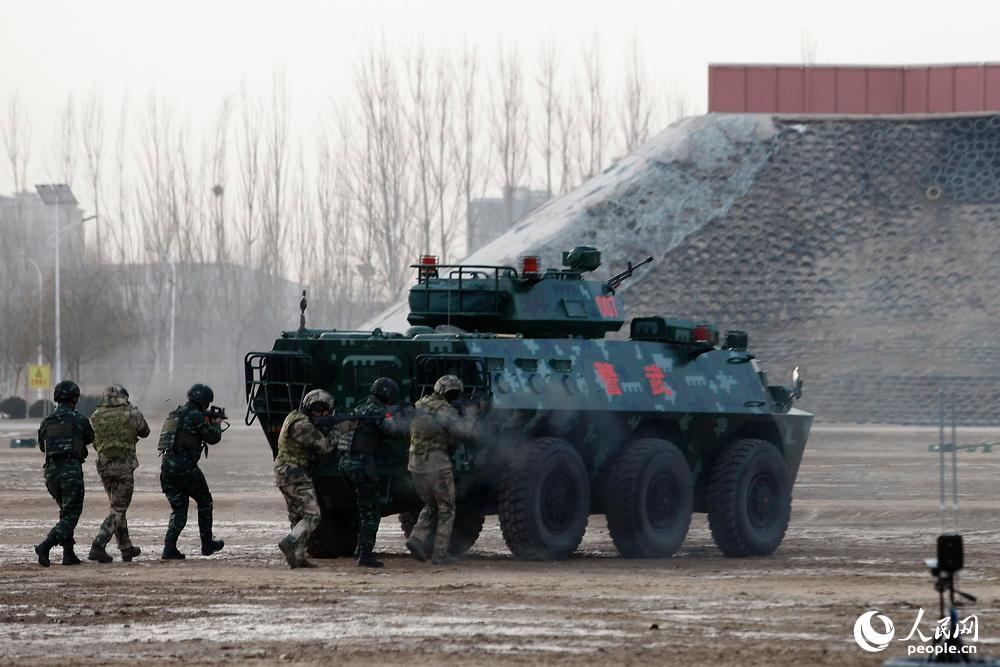 12月13日，聯合清剿武裝恐怖團伙綜合演練中，中俄雙方特戰隊員以裝甲車為掩護，步裝協同向前推進。王濤攝