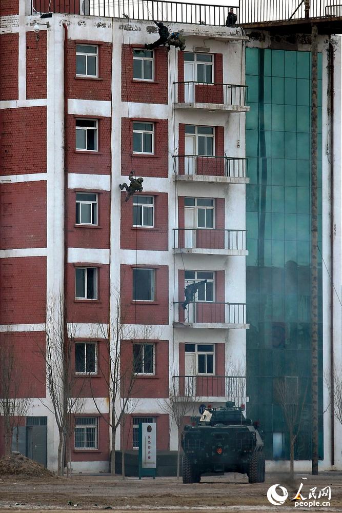 12月13日，特戰隊員從樓頂滑降突入房間，對“恐怖分子”實施搜索射擊。王濤攝