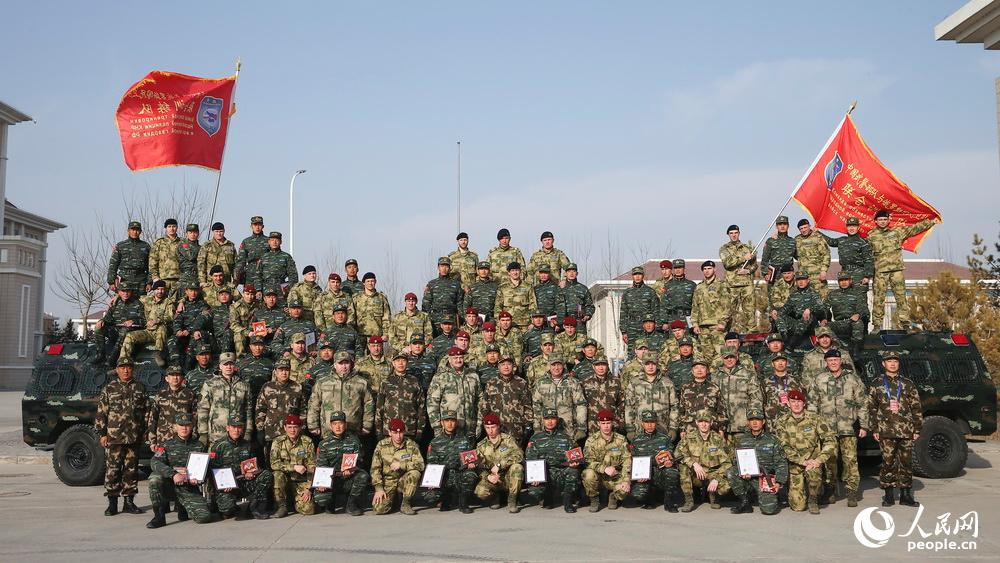 12月13日，演訓結束儀式后，中俄參訓隊員合影留念。王濤攝