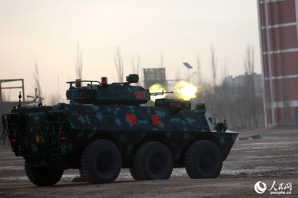 12月13日，在聯合清剿武裝恐怖團伙綜合演練中，裝甲車佔領射擊位置后，使用車載機槍實施火力壓制。王濤攝