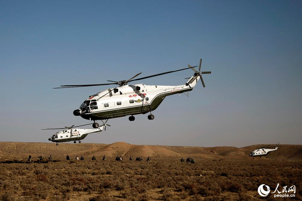 12月9日，直升機將參加山地剿恐模擬對抗的中俄聯合特戰分隊隊員快速投送至既定地域。王濤攝