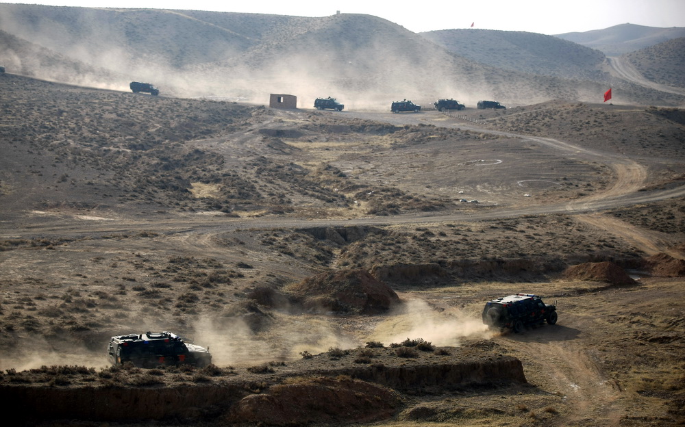 12月11日，特戰隊員乘坐突擊車快速開進至目標地域。王濤攝