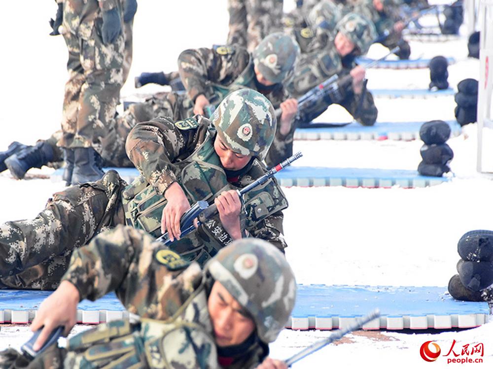 高清：武警新疆邊防總隊新兵伏冰臥雪苦練實彈射擊