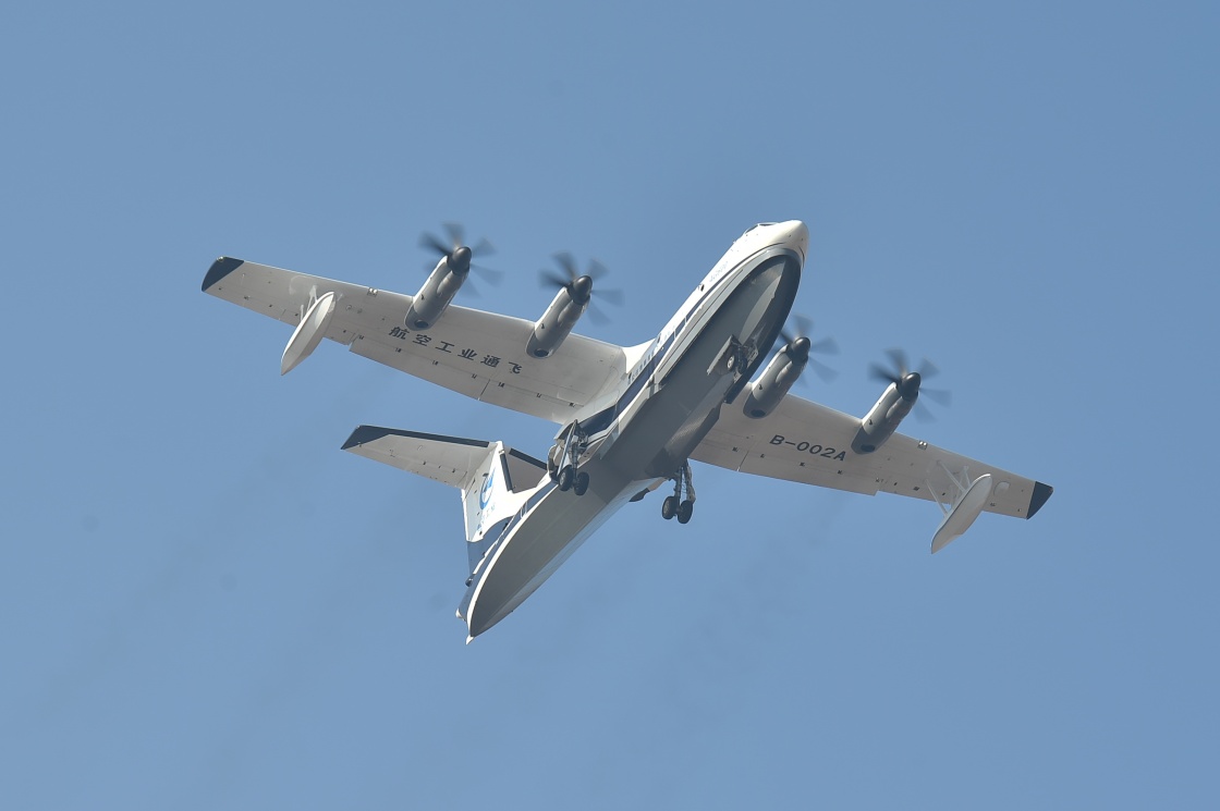 12月24日，“鯤龍”AG600在廣東珠海金灣機場起飛。新華社記者 梁旭 攝