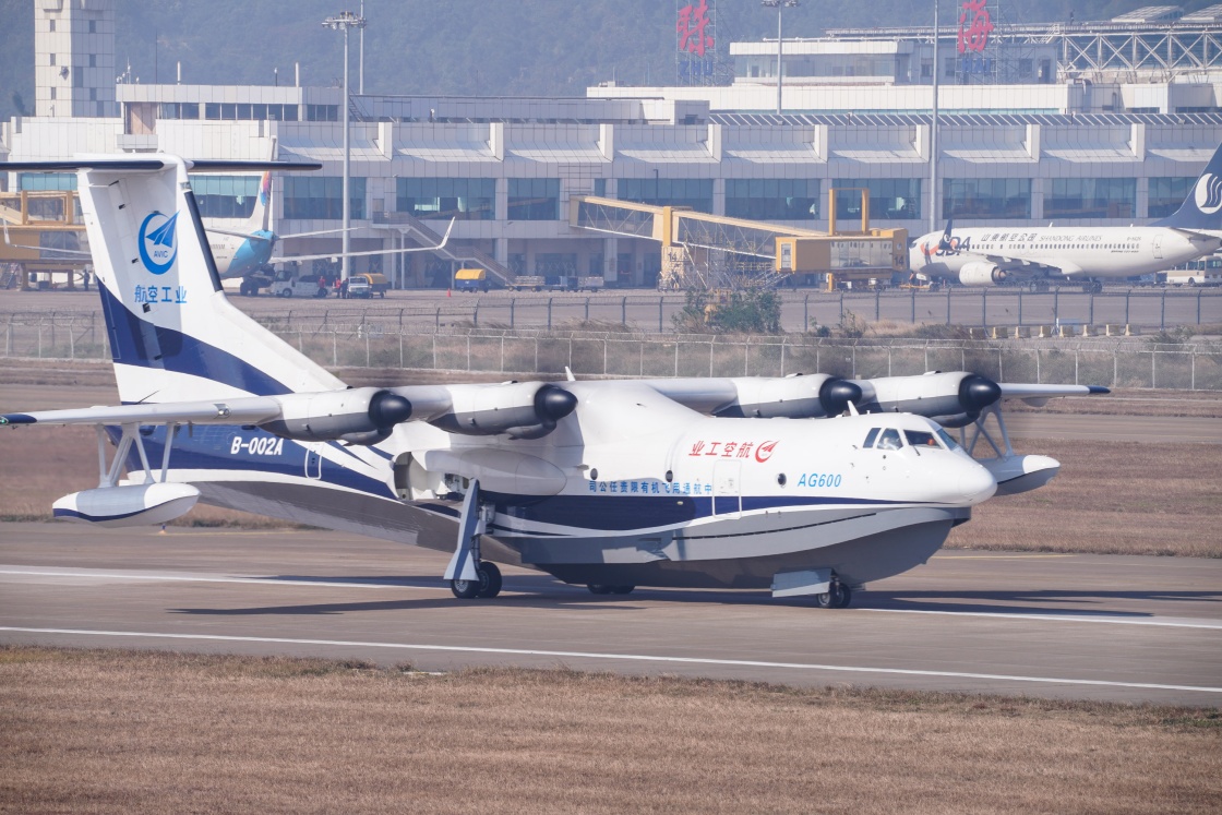 12月24日，“鯤龍”AG600在珠海首飛成功，順利降落。新華社記者 劉大偉 攝