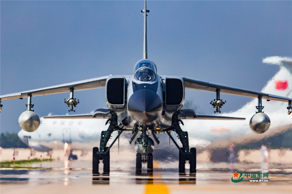 2017年8月，“國際軍事比賽-2017”航空飛鏢項目，中國空軍殲轟-7A完成訓練返航。楊盼攝影