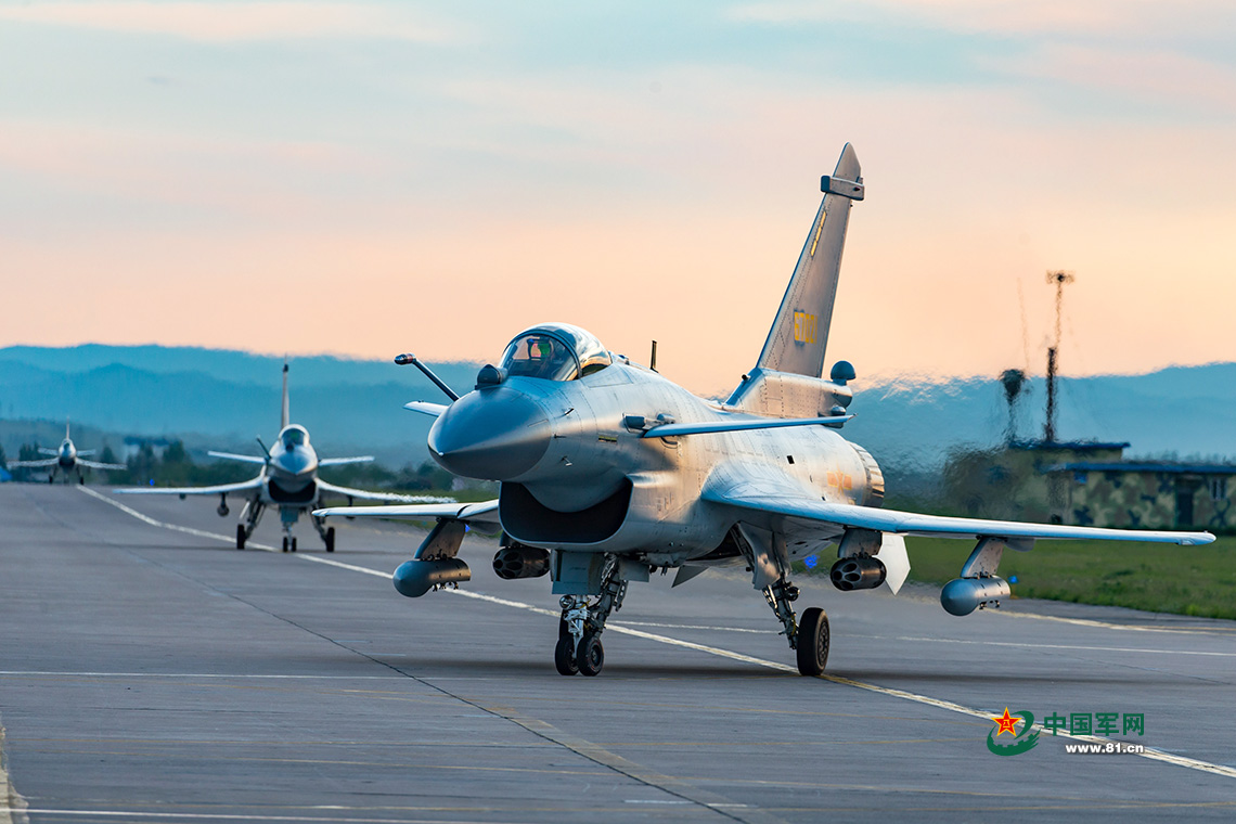 2017年8月，“國際軍事比賽-2017”航空飛鏢項目，中國空軍殲-10B飛機參加訓練。楊盼攝影