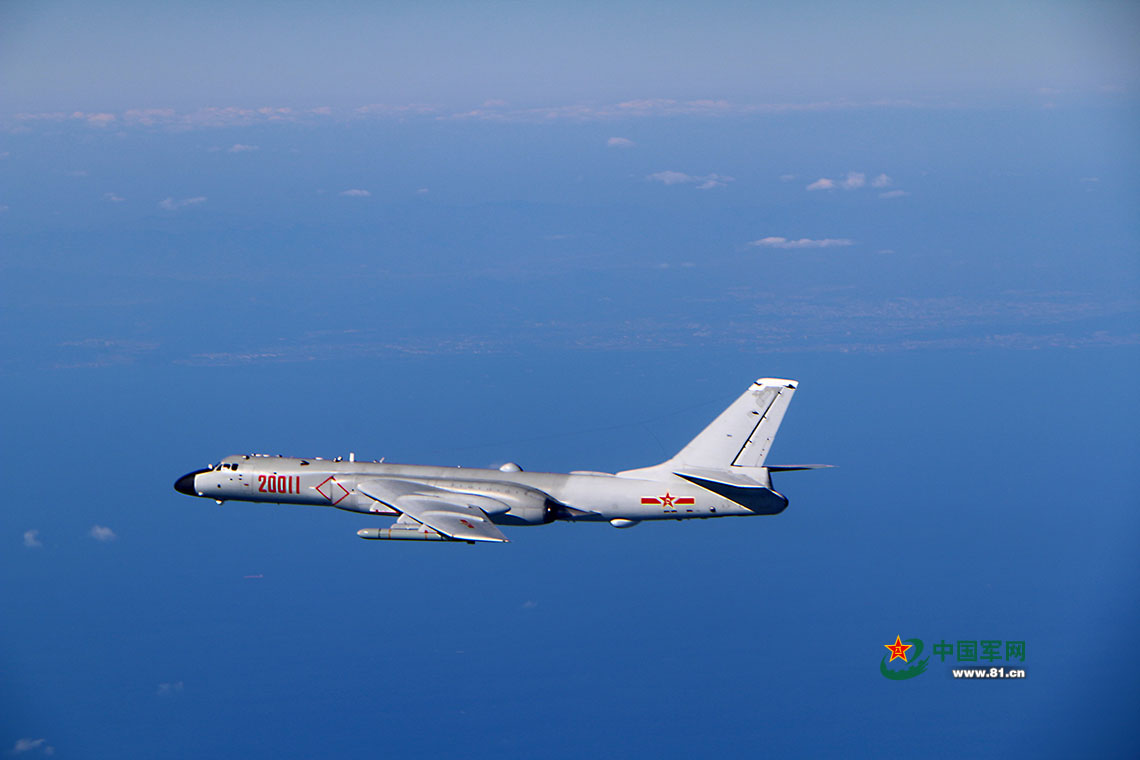 12月18日，中國空軍轟－6K戰機開展遠洋訓練。吳岳鵬 攝影