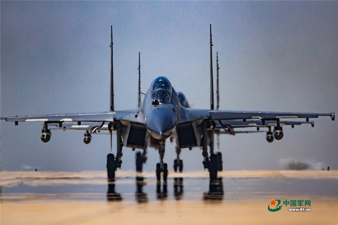 2017年8月，“國際軍事比賽-2017”航空飛鏢項目，中國空軍蘇-30滑向起飛線。楊盼攝影