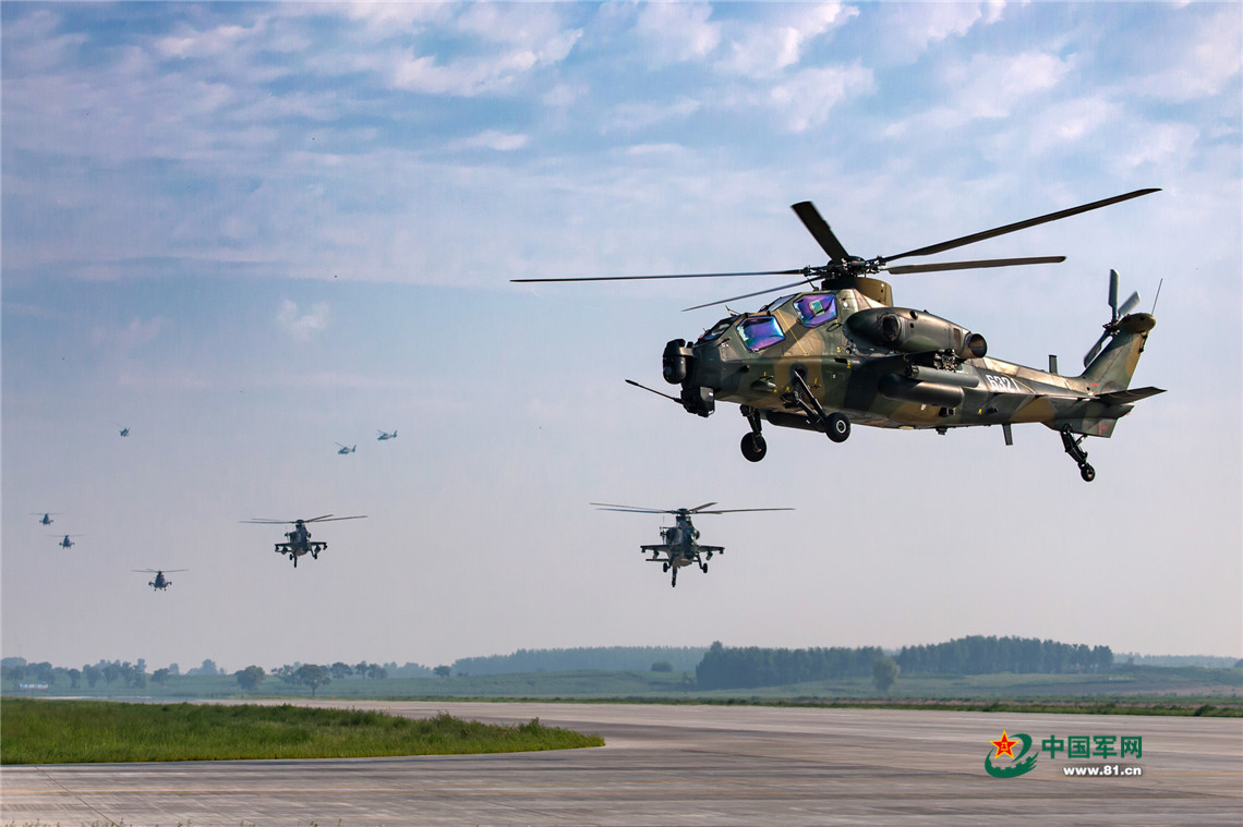 2017年8月，“國際軍事比賽-2017”航空飛鏢項目，中國空軍直升機編隊進駐比賽機場。楊盼攝影