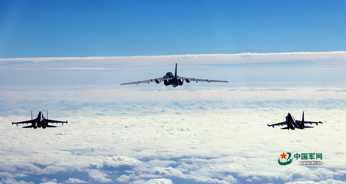 空軍轟－6K戰機前出第一島鏈開展遠洋訓練。王國鬆 攝影