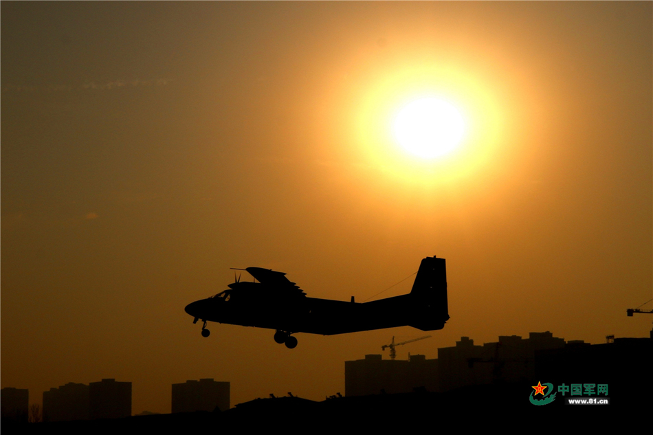 滿載跳傘員的戰鷹迎著朝陽起飛。戚勇強 攝
