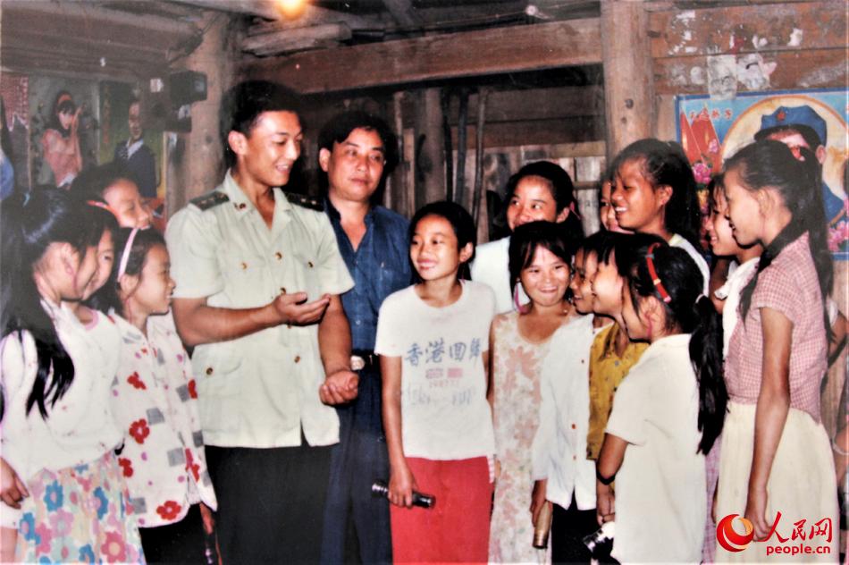 20世紀90年代末，何方禮經常走進大瑤山，為紅瑤女童講述革命故事