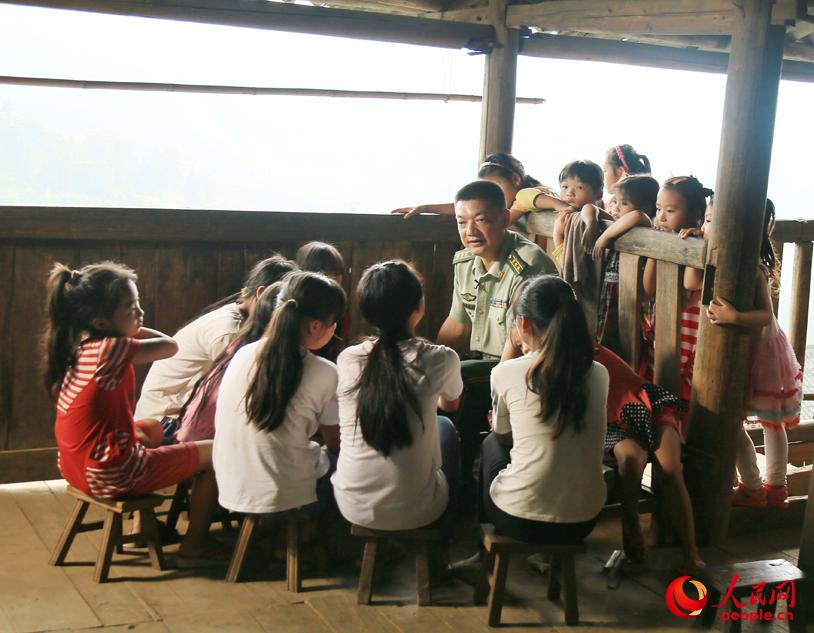 2015年6月27日，何政委看望紅瑤女童與孩子們交流。
