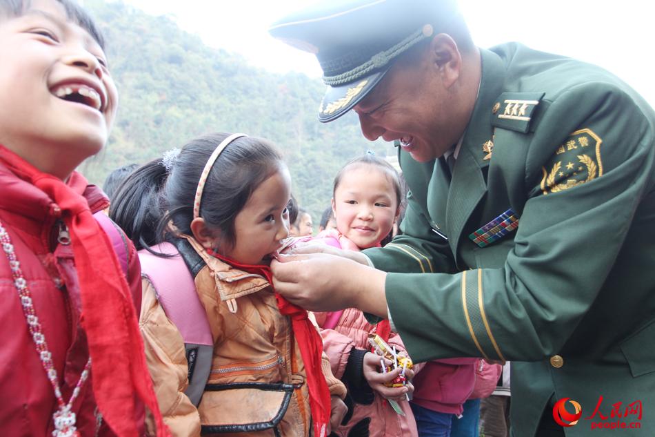 一位武警軍人與紅瑤女童跨越25年的情誼(組圖)